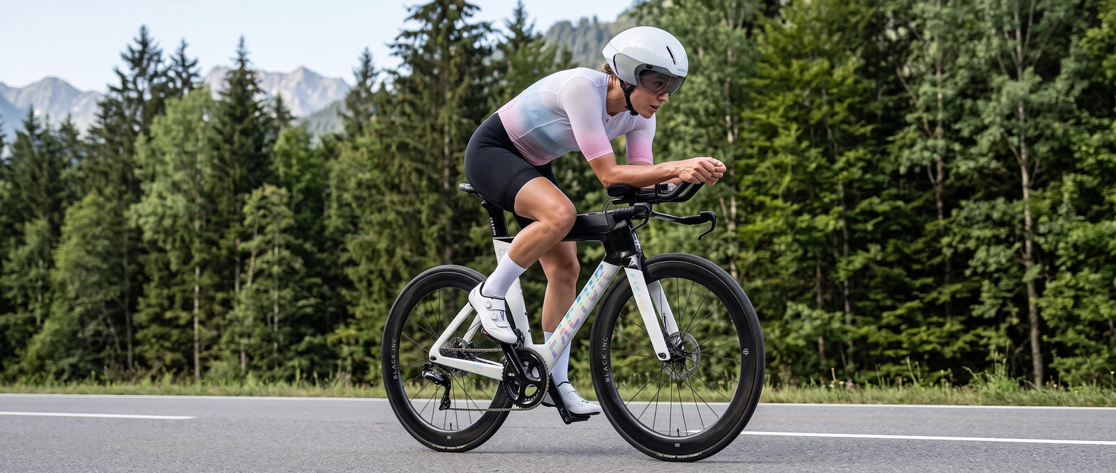 CYCLZ® SKYLINE GLOW Damen Trisuit – Triathlon | Ultradünn, schnelltrocknend & Race-optimiert links
