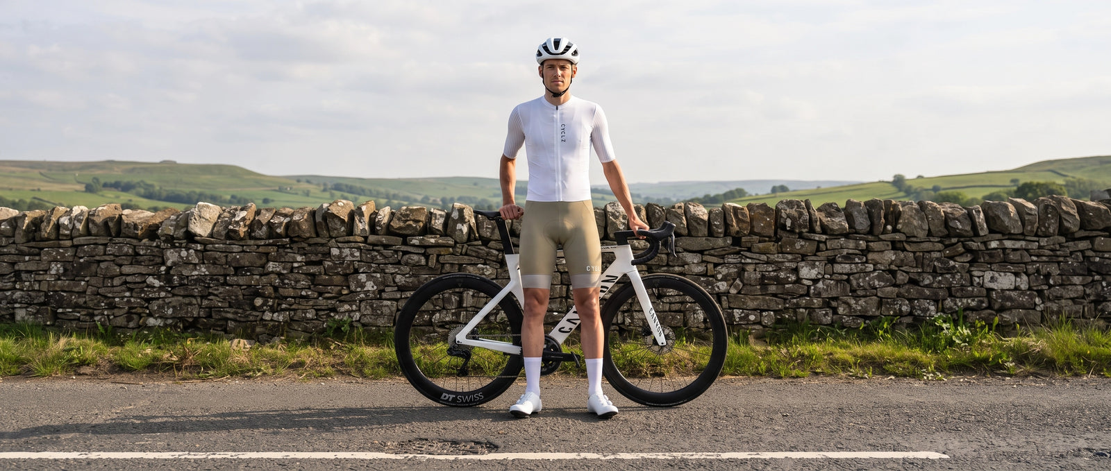 CYCLZ® Herren Rennrad Set „Alpine Race“ – Aero Trikot, Bib Shorts & Base Layer in Weiss/Taupe rechts