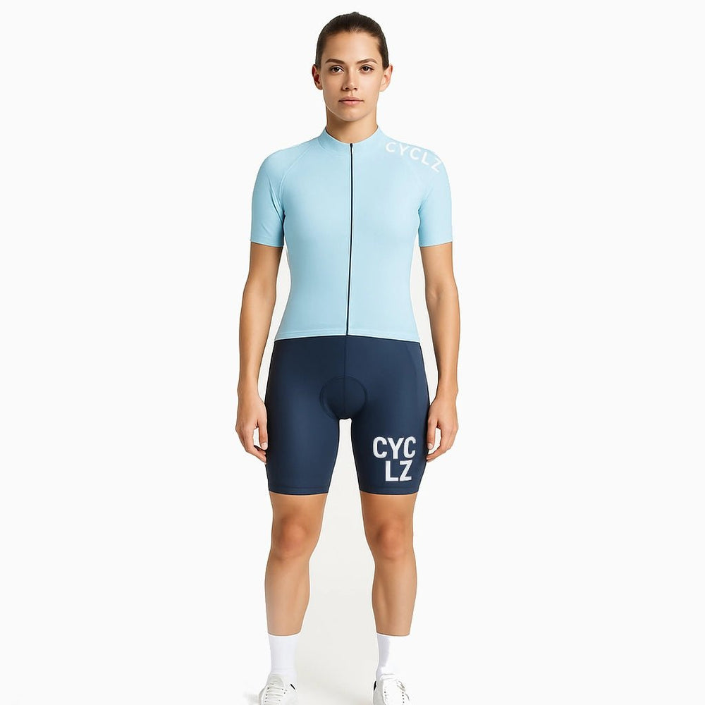 
                      
                        CYCLZ by Irena KollerCYCLZ® Damen Rennrad - Set „Light Blue Delight“ – Trikot und Bib - Shorts für Stil und Performance
                      
                    