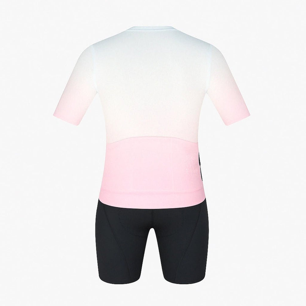 
                      
                        CYCLZ by Irena KollerCYCLZ® Damen Rennrad - Set: "RAINBOW" Trikot, "Elegance" Bib Shorts & Rosa Base Layer – Farbvielfalt & Performance für jede Fahrt
                      
                    