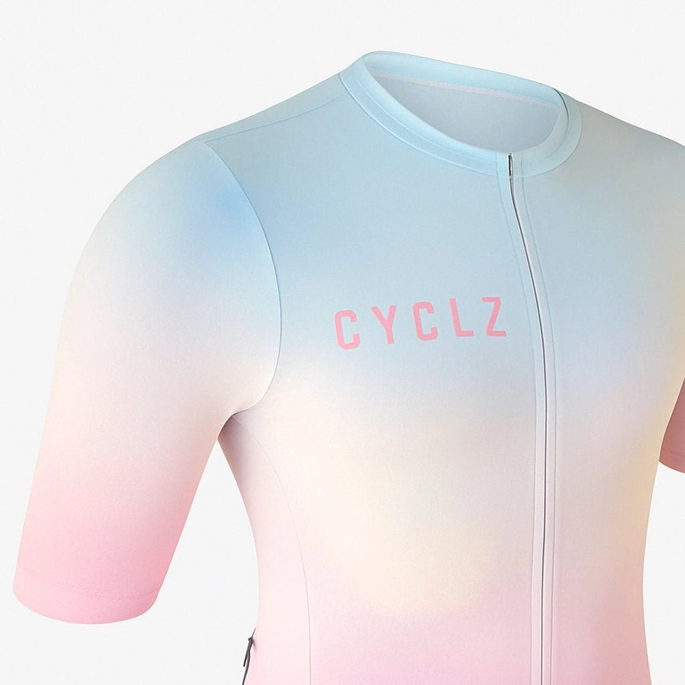 
                      
                        CYCLZ by Irena KollerCYCLZ® Damen Rennrad - Set: "RAINBOW" Trikot, "Elegance" Bib Shorts & Rosa Base Layer – Farbvielfalt & Performance für jede Fahrt
                      
                    