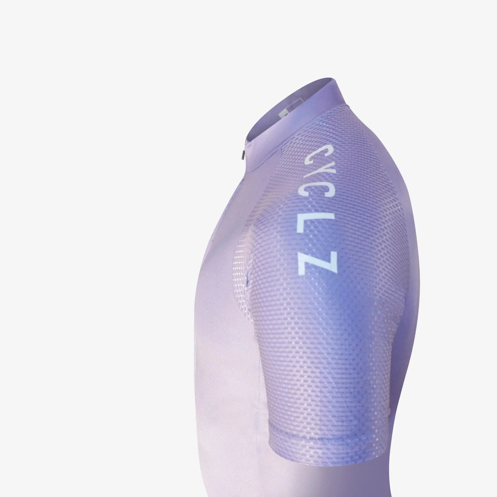 
                      
                        CYCLZ by Irena KollerCYCLZ® Damen Rennrad - Set: "Véloria" Trikot & "Elegance" Bib Shorts – Femininer Stil & Höchster Komfort
                      
                    