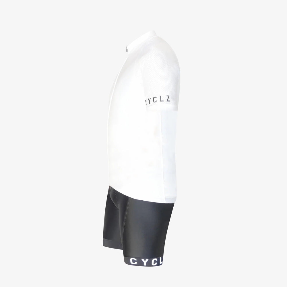 
                      
                        CYCLZ by Irena KollerCYCLZ® Rennrad - Bundle "Ice" Trikot, Breakaway Bib Shorts & Base Layer – Stil, Komfort & Performance für Herren
                      
                    