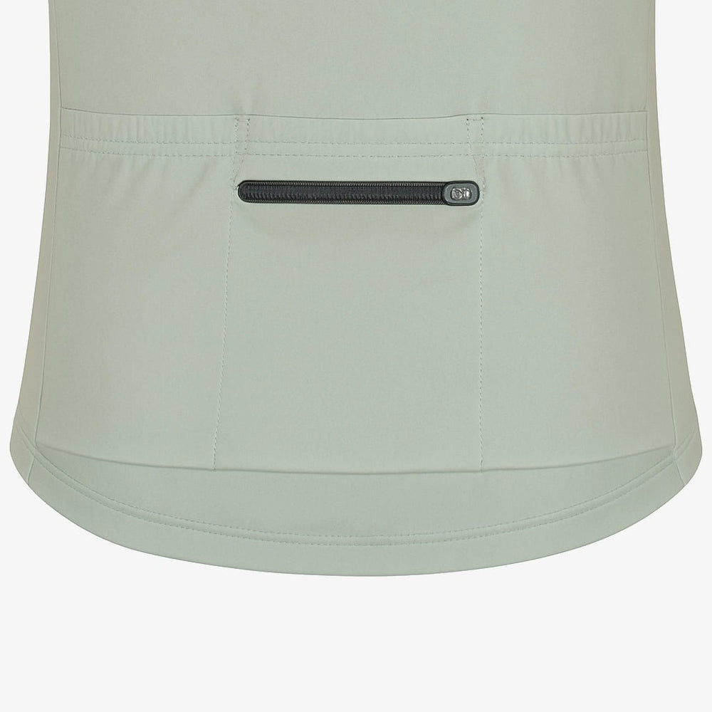 
                      
                        CYCLZ by Irena KollerCYCLZ® Rennrad Trikot "Echo" Jersey in Olivgrün und Weiss - für Herren
                      
                    