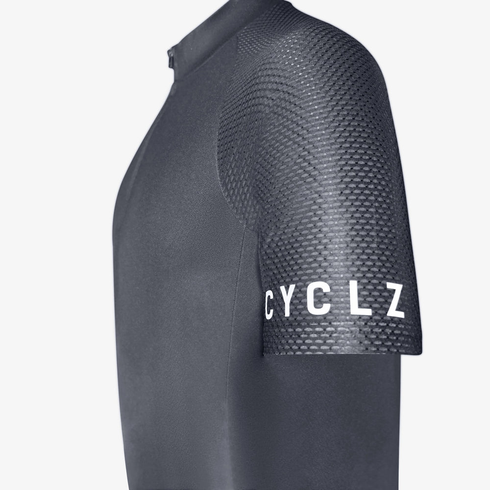 
                      
                        CYCLZ by Irena KollerCYCLZ® Rennvelo - Trikot Herren “In The Shadows” – schwarz, elastisch & schnelltrocknend
                      
                    