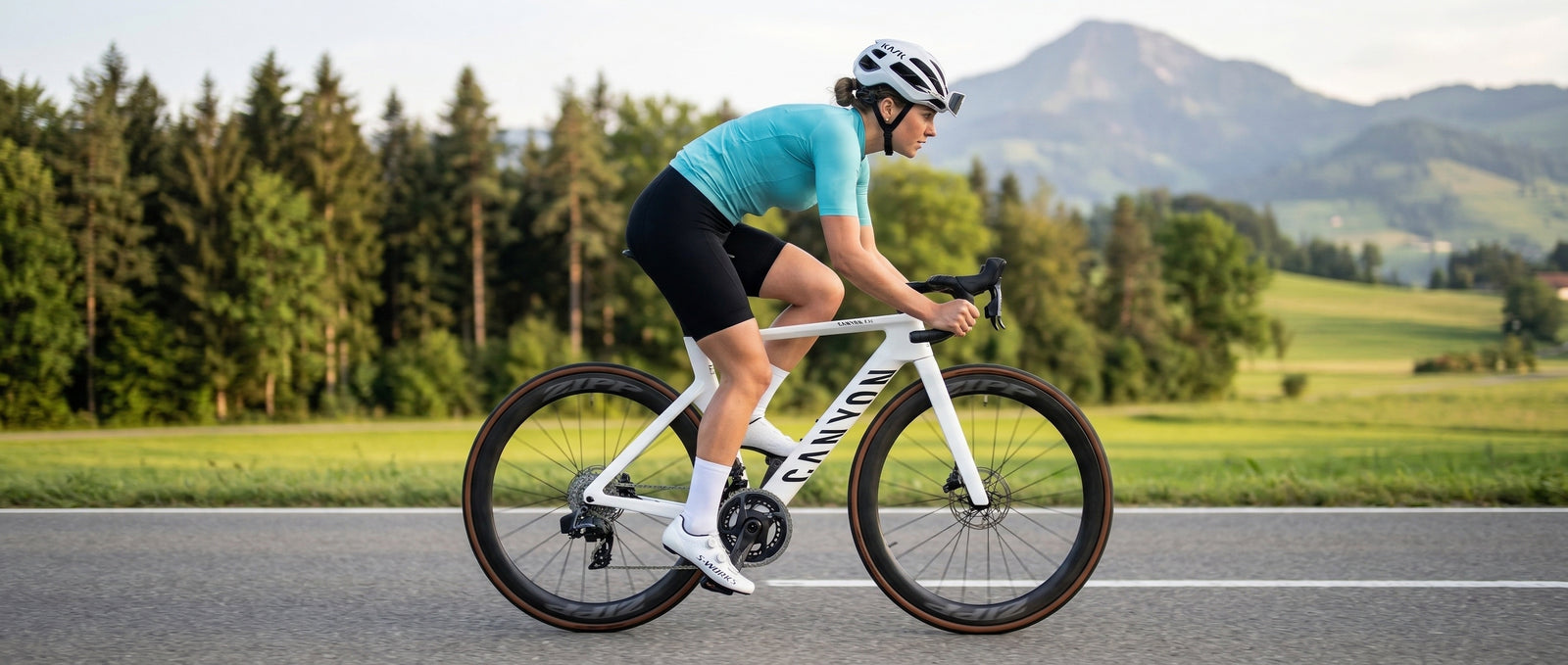 CYCLZ® AeroLuxe Aqua – Damen Race Jersey in Türkis mit sehr leichtem Stoff links